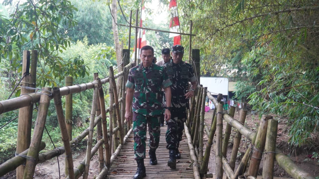 TNI Perkuat Kemanunggalan dengan Rakyat Melalui Pembangunan Jembatan ...